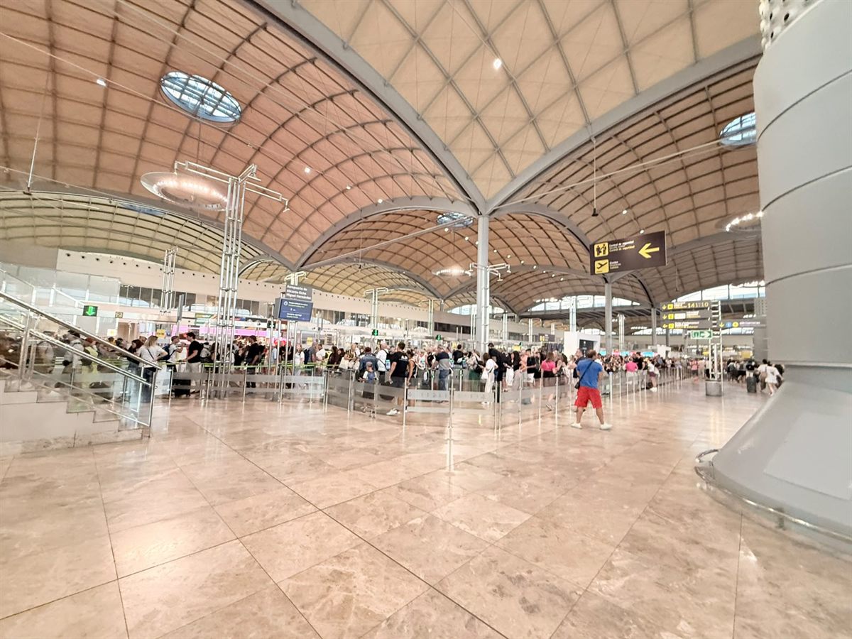 Driver meeting point at Alicante Airport arrivals